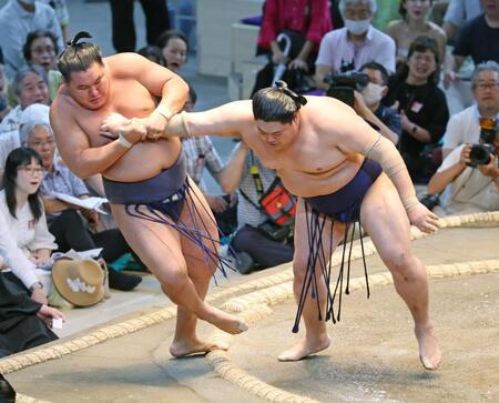 横綱豊昇龍が屈辱3連敗 苦手の平幕阿炎に敗れ3日連続の金星配給 行司軍配差し違えにぼう然、俵の外に自らのかかとが着いた跡