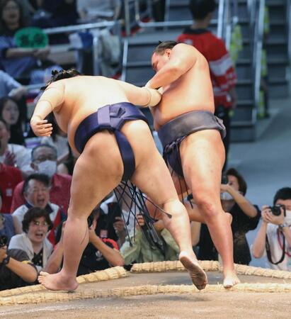 　豊昇龍（右）が押し出しで阿炎に敗れる