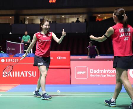 　第２ゲーム、得点し喜ぶ志田千陽（左）、松山奈未組（撮影・佐々木彰尚）