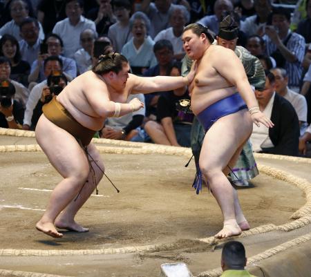 大の里初黒星、王鵬に屈す　豊昇龍は３日連続金星配給