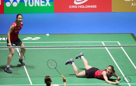 　第１ゲーム、白熱した試合を展開した志田千陽（右）、松山奈未組（撮影・佐々木彰尚）