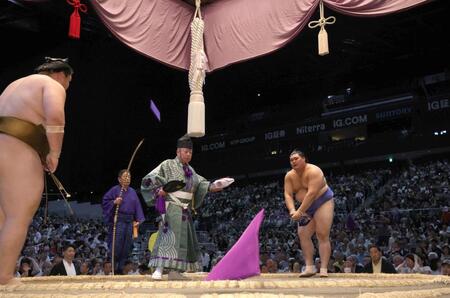 　王鵬（左）に押し出しで敗れた大の里。両横綱が敗れる波乱に館内では座布団が舞った（撮影・坂部計介）