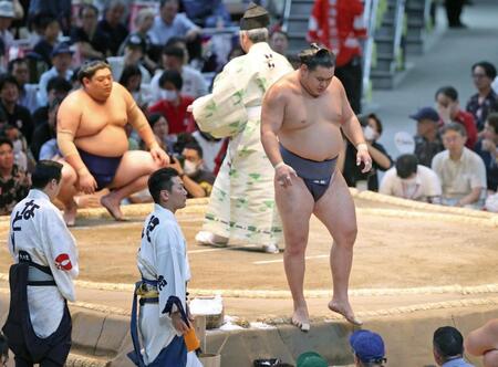 　阿炎（奥）に押し出しで敗れ、土俵を下りる豊昇龍