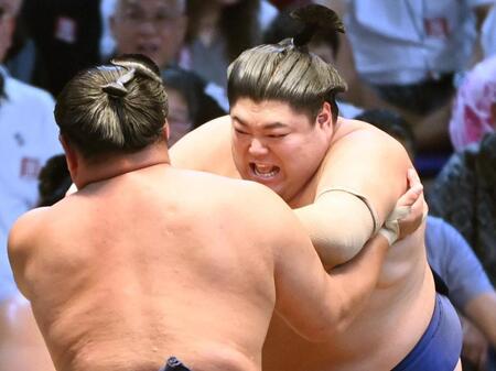 　豊昇龍（左）を攻める阿炎