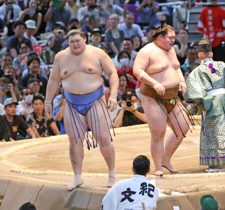 　王鵬（右）に敗れ、悔しがる大の里