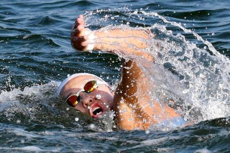 　女子１０キロ　力泳する梶本一花＝シンガポール（共同）