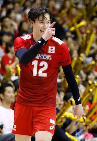 　日本-ドイツ　第３セット、スパイクを決め笑顔の高橋＝千葉ポートアリーナ