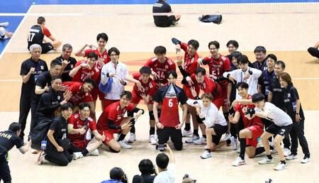 　ドイツに勝利し、記念撮影する日本代表（撮影・石井剣太郎）