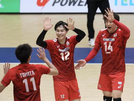 　第１セット、得点を決め喜ぶ高橋藍と石川祐希（撮影・石井剣太郎）