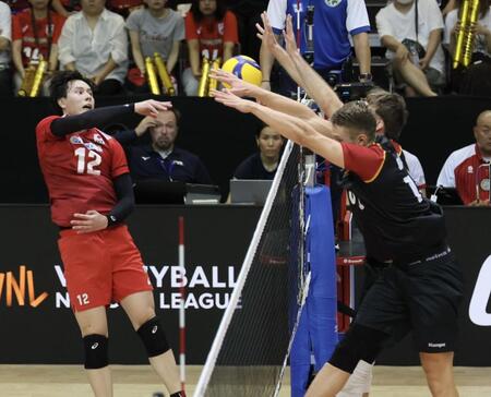 　第１セット、スパイクを放つ高橋藍（撮影・石井剣太郎）