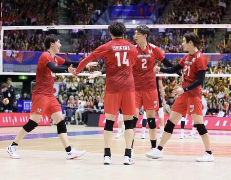 　第２セット、得点を決め石川祐希（１４）らと喜ぶ高橋藍（左）＝撮影・石井剣太郎