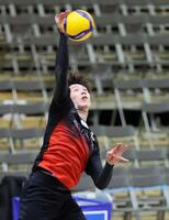 　練習で汗を流す石川祐希（撮影・石井剣太郎）