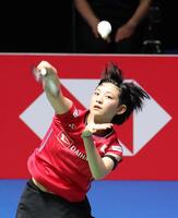 　第１ゲーム、スマッシュを打つ宮崎友花（撮影・佐々木彰尚）