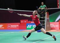 第２ゲーム、レシーブをする宮崎友花＝東京体育館（撮影・佐々木彰尚）