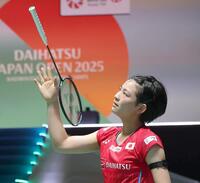 　第２ゲーム、失点しラケットを放る宮崎友花（撮影・佐々木彰尚）