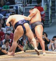 　豊昇龍（右）が押し出しで阿炎に敗れる