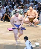 　王鵬（奥）に押し出しで敗れ、厳しい表情で引き揚げる大の里