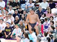 　阿炎に押し出しで敗れ、厳しい表情で引き揚げる豊昇龍