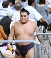 　阿炎に敗れ、花道を引き揚げる豊昇龍