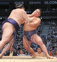 　豊昇龍（右）が押し出しで阿炎に敗れる。奥は取組を待つ大の里