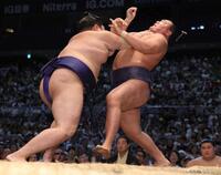 　阿炎（左）に押し出しで敗れた豊昇龍（撮影・坂部計介）