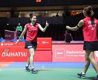 　第２ゲーム、得点し喜ぶ志田千陽（左）、松山奈未組（撮影・佐々木彰尚）