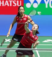 　初戦を突破した志田千陽（下）、松山奈未組（撮影・佐々木彰尚）