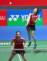 　初戦を突破した志田千陽（上）、松山奈未組（撮影・佐々木彰尚）