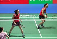 　第１ゲーム、得点し叫ぶ志田千陽（左）、松山奈未組（撮影・佐々木彰尚）