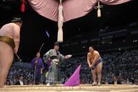 　王鵬（左）に押し出しで敗れた大の里。両横綱が敗れる波乱に館内では座布団が舞った（撮影・坂部計介）