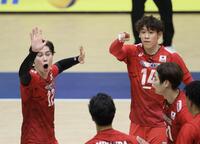 　第１セット、得点を決め喜ぶ高橋藍（左）と石川祐希（撮影・石井剣太郎）