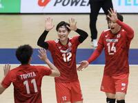 　第１セット、得点を決め喜ぶ高橋藍と石川祐希（撮影・石井剣太郎）