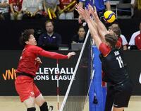 　第１セット、スパイクを放つ石川祐希（撮影・石井剣太郎）