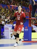 　第２セット、得点を決め喜ぶ高橋藍（撮影・石井剣太郎）