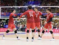 　第２セット、得点を決め石川祐希（１４）らと喜ぶ高橋藍（左）＝撮影・石井剣太郎