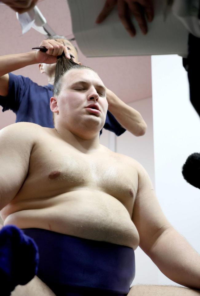 　支度部屋で記者の質問に答える（代表撮影）