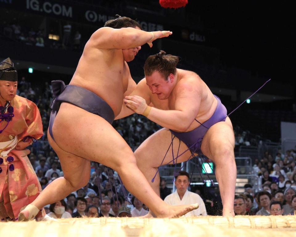 　低い姿勢で豊昇龍の懐に入り込む安青錦