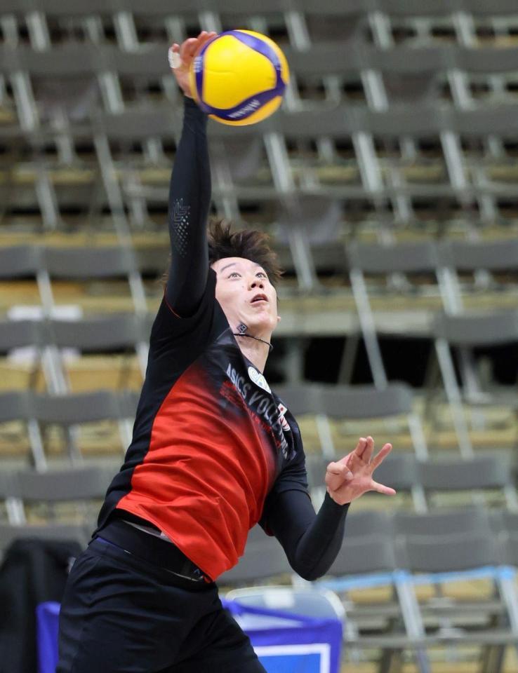 　練習で汗を流す石川祐希（撮影・石井剣太郎）