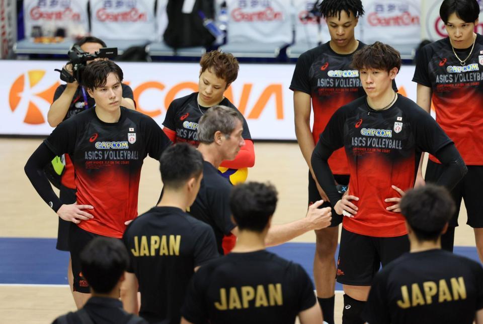 　練習を終え、ロラン・ティリ監督（中央）のもとに集まる高橋藍（左端）、石川祐希（右から２人目）ら（撮影・石井剣太郎）