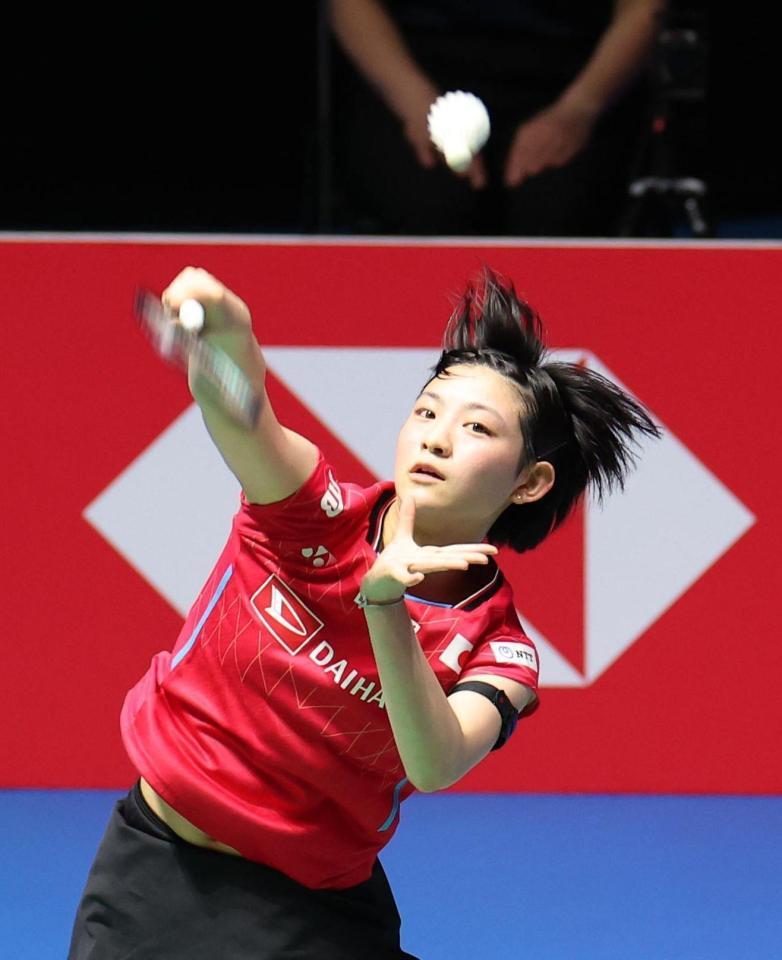 　第１ゲーム、スマッシュを打つ宮崎友花（撮影・佐々木彰尚）