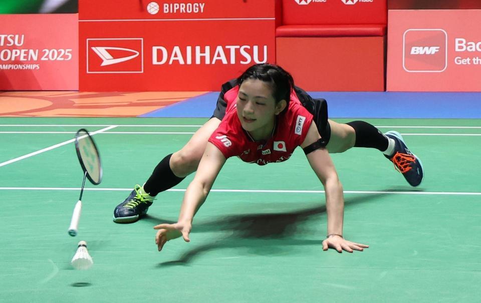 　第２ゲーム、宮崎友花はレシーブできず（撮影・佐々木彰尚）