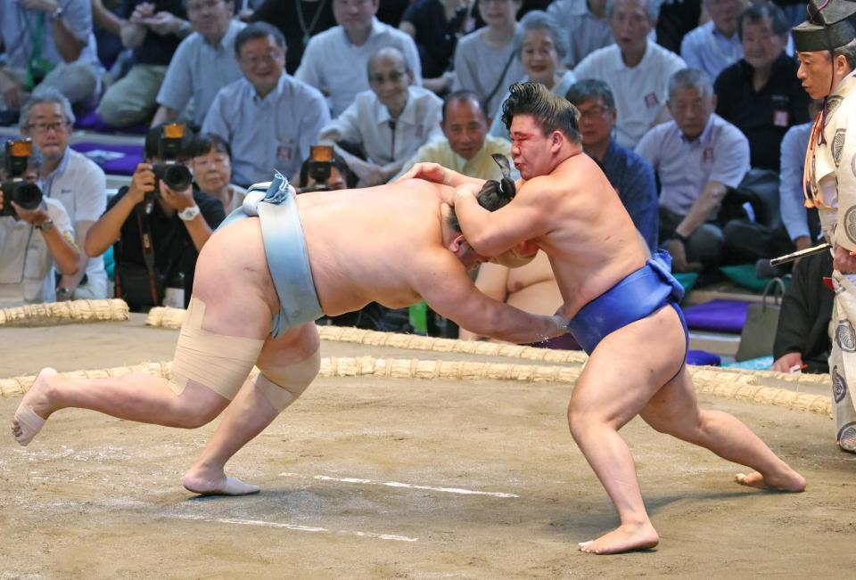 　藤ノ川（右）がはたき込みで琴勝峰を下す