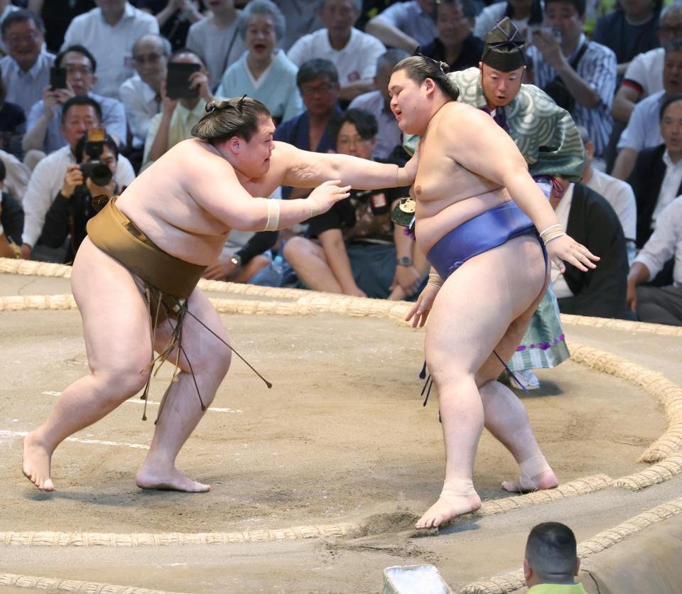 　大の里（右）が押し出しで王鵬に敗れる