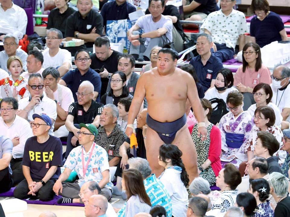 　阿炎に押し出しで敗れ、厳しい表情で引き揚げる豊昇龍