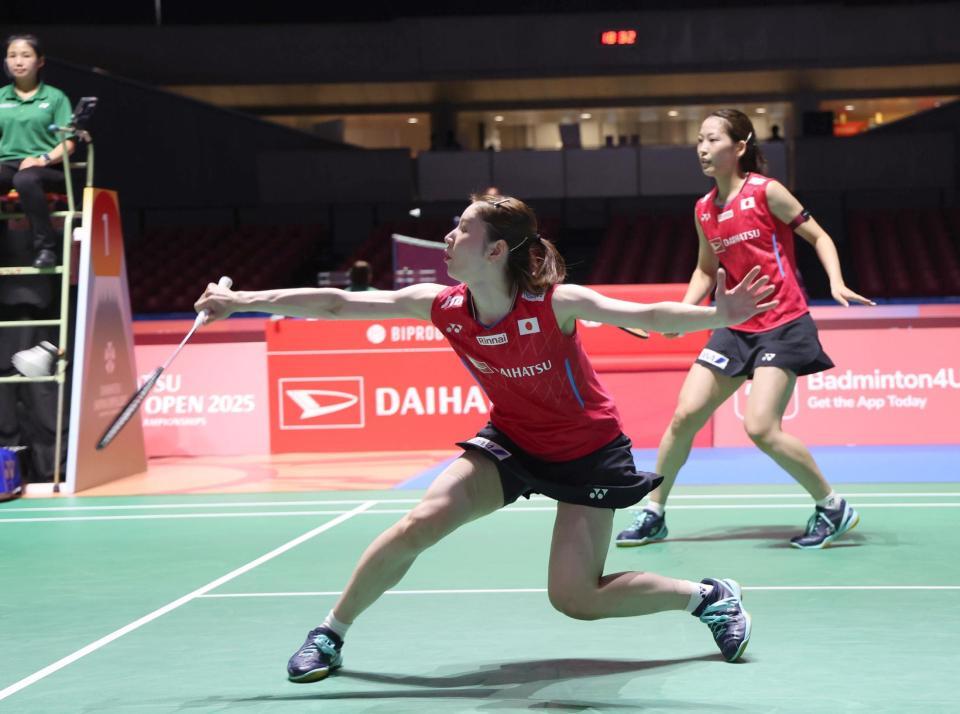 　初戦を突破した志田千陽（左）、松山奈未組（撮影・佐々木彰尚）