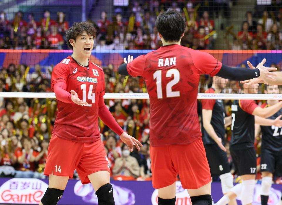 　第２セット、得点を決め高橋藍（右）と喜ぶ石川祐希（撮影・石井剣太郎）