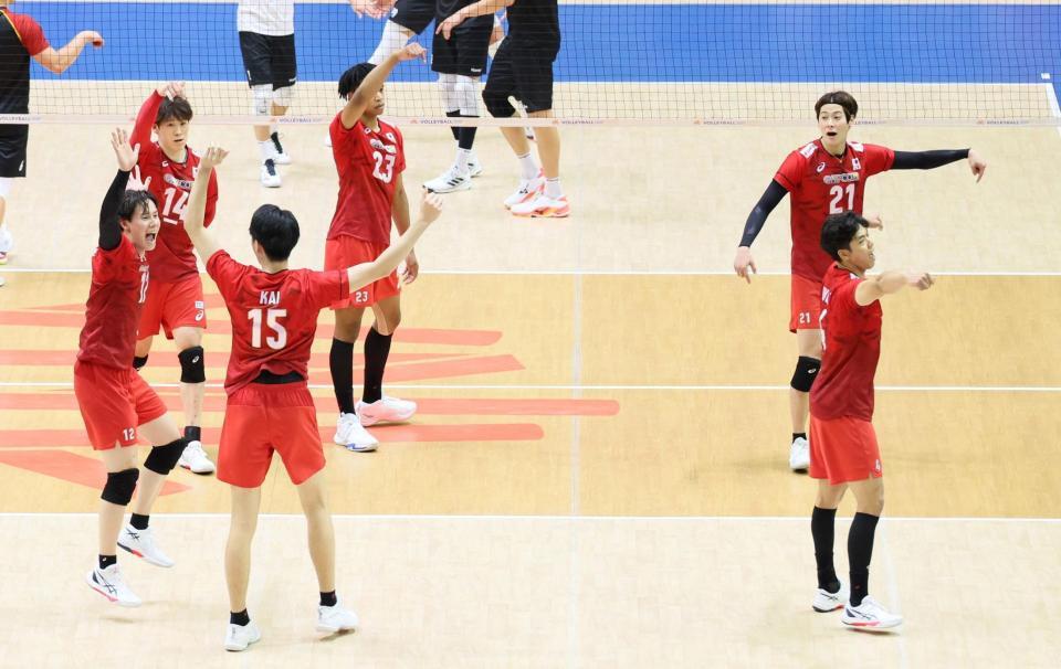 　ドイツに勝利し、喜ぶ高橋藍（左端）ら日本代表（撮影・石井剣太郎）