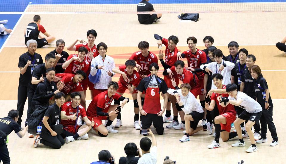 　ドイツに勝利し、記念撮影する日本代表（撮影・石井剣太郎）