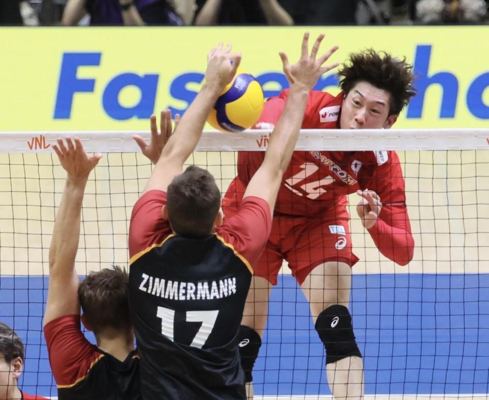 　第３セット、スパイクを放つ石川祐希（撮影・石井剣太郎）