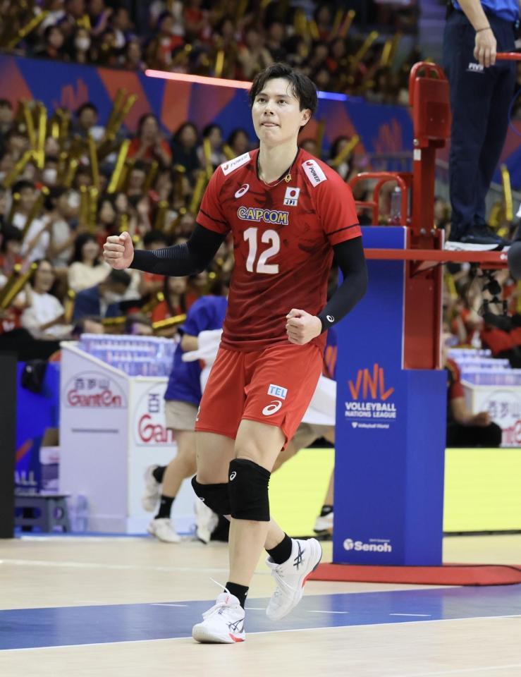 　第２セット、得点を決め喜ぶ高橋藍（撮影・石井剣太郎）